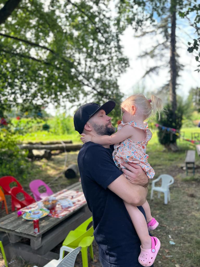 Papa der Schlummerpiraten mit seiner Tochter im Arm